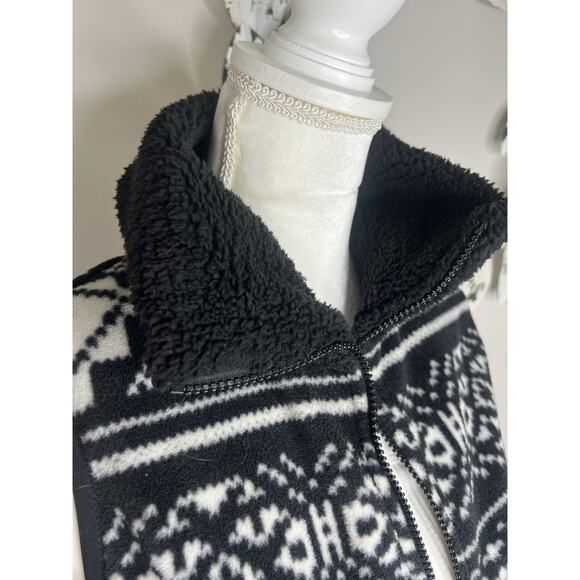 CHAPS Women's Fleece Vest Jacket~ Black And White Aztec Size Medium NWT! - Picture 4 of 6